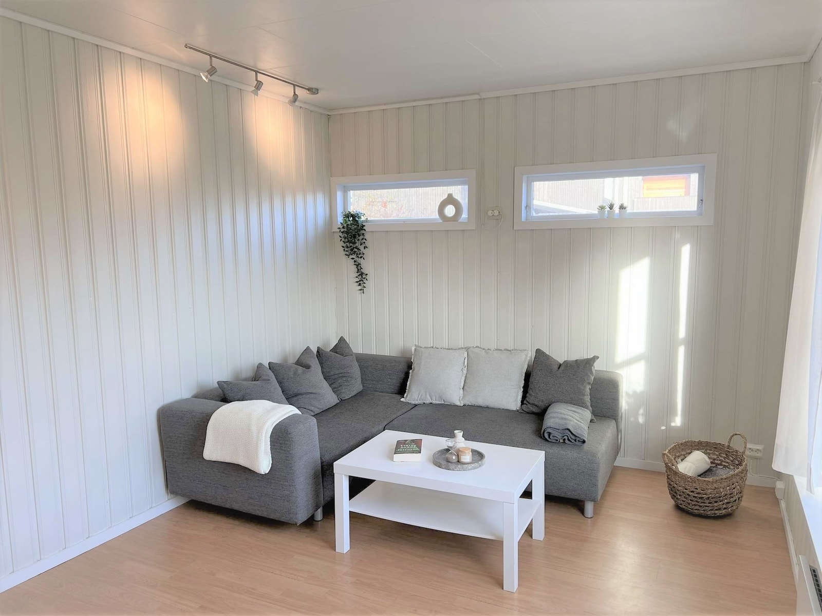 Romslig stue med god plass til møblering Galleribilde