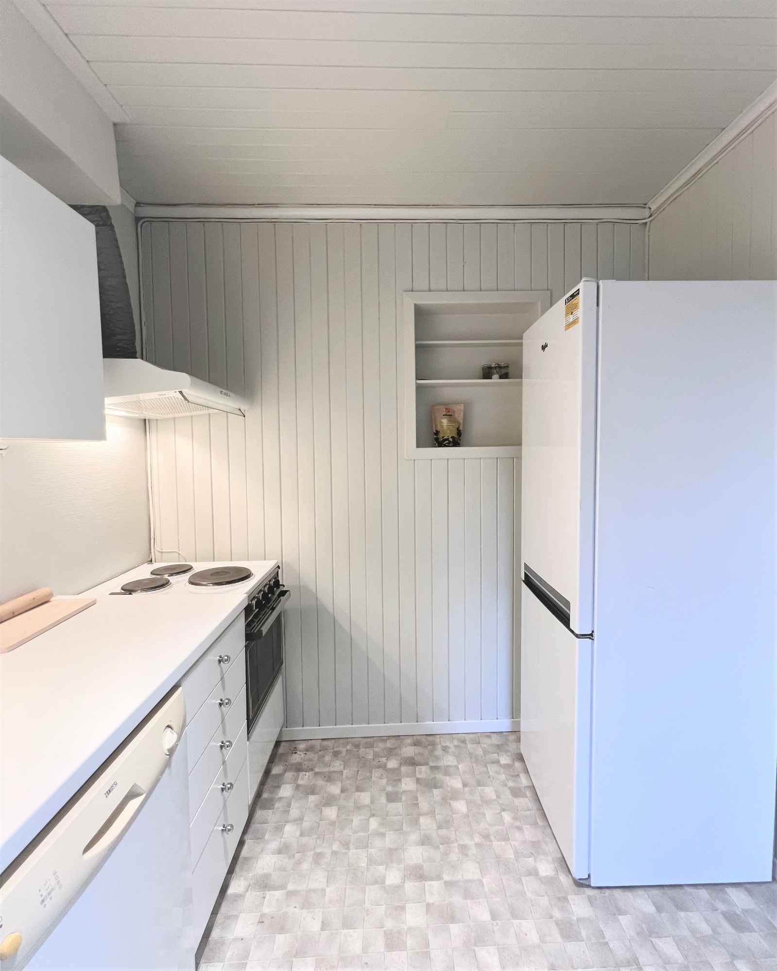 Enkelt separat kjøkken med ovn, vaskemaskin og kombiskap Galleribilde