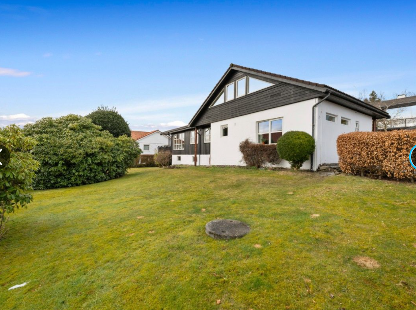 Luftig utsikt til hage foran leiligheten (i hvit mur) Galleribilde