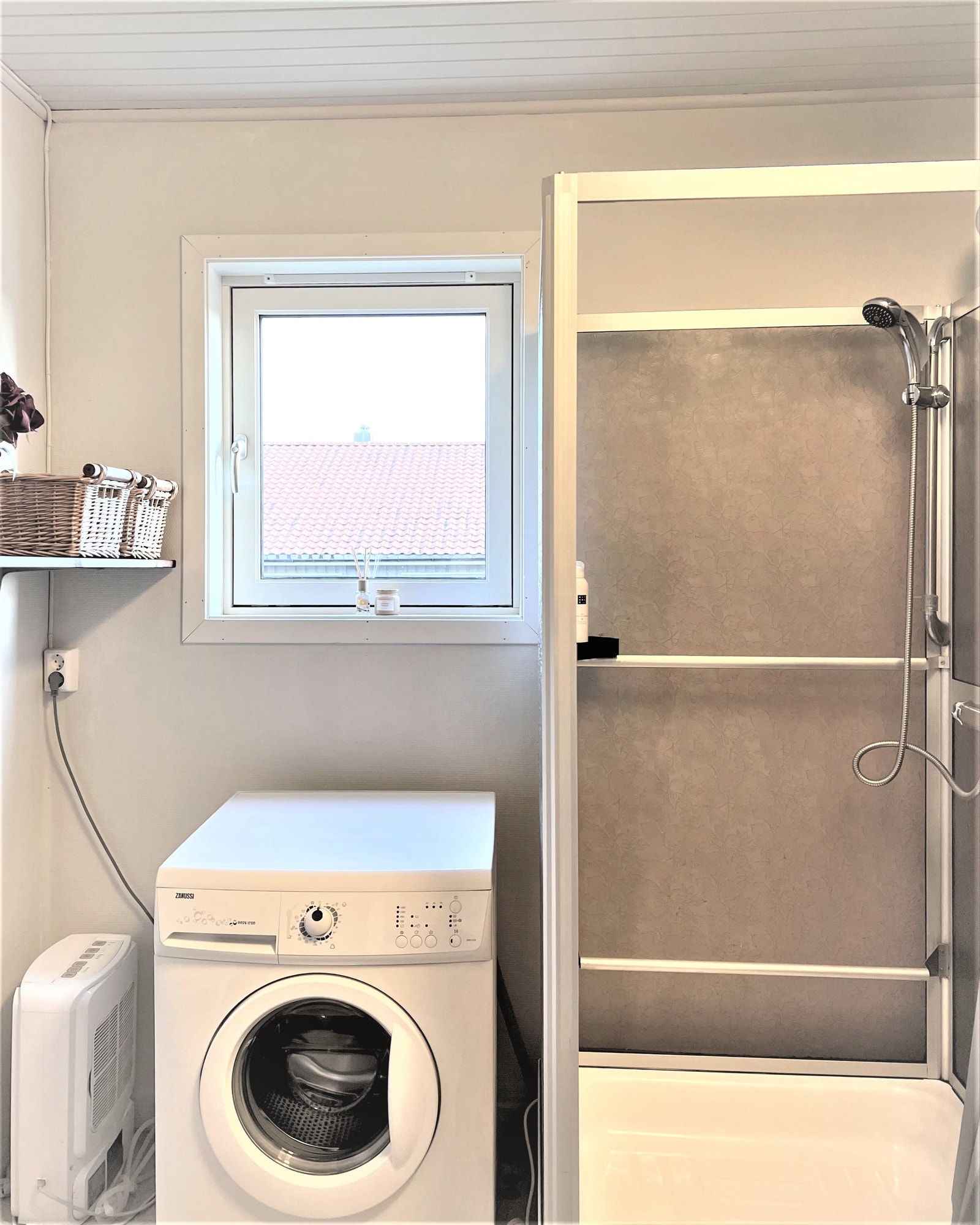 Enkel standard på bad med dusj og vaskemaskin Galleribilde