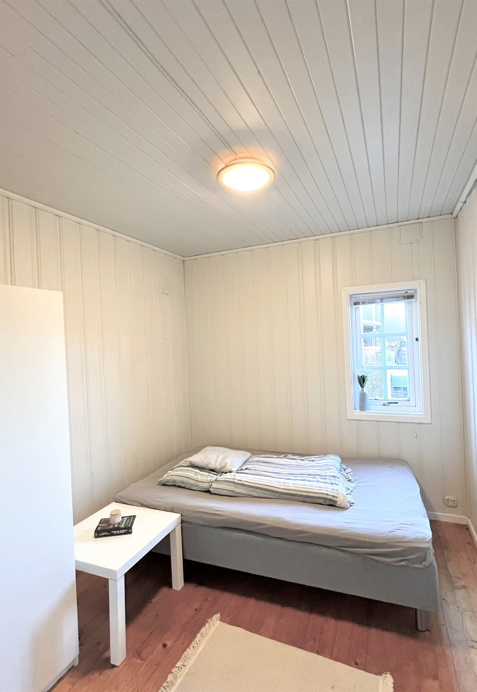 Soverom med god plass til både dobbelseng og garderobeskap Galleribilde