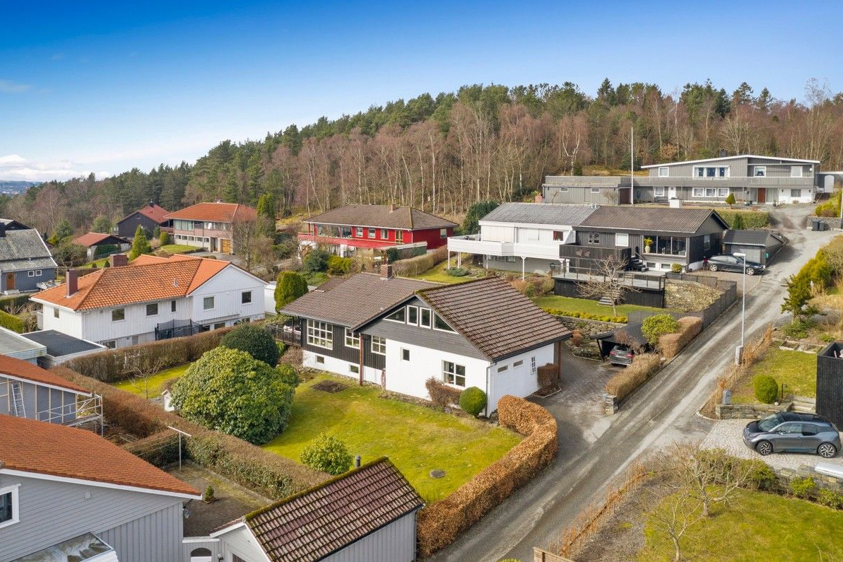 Leiligheten er en del av enebolig (i hvit mur) like ved flotte turområder i Sørmarka Galleribilde