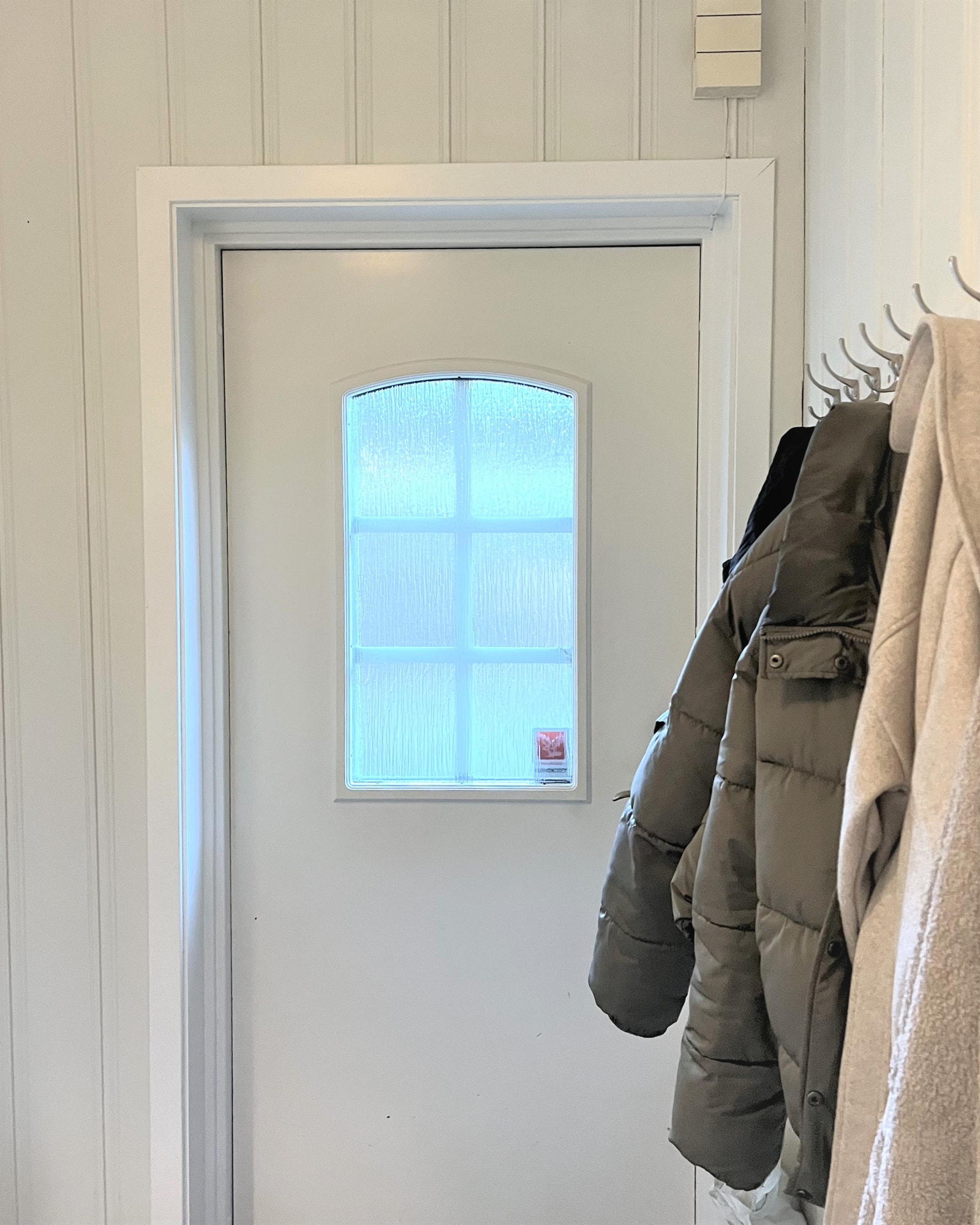 Leiligheten har egen inngang fra gårdsrommet. Romslig inngangsparti med god plass til å yttertøy og sko oppbevaring Galleribilde