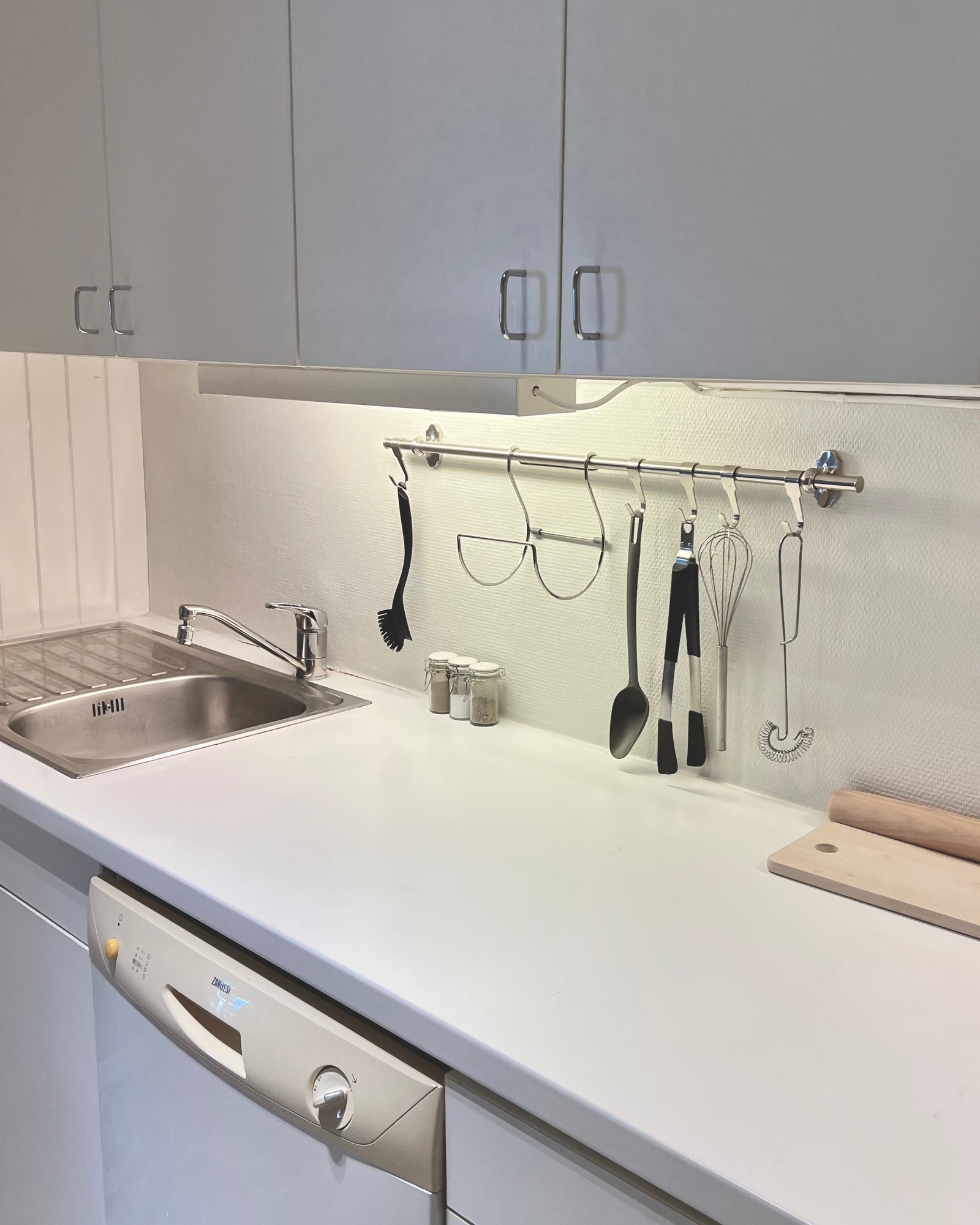 Enkelt separat kjøkken med ovn, vaskemaskin og kombiskap Galleribilde