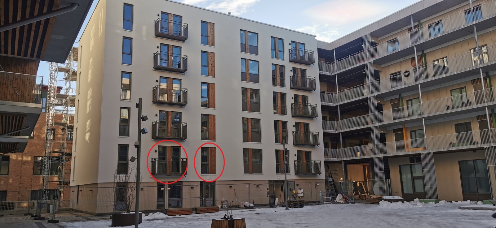 Fasadebilde, de to soverommene ringet inn. Galleribilde