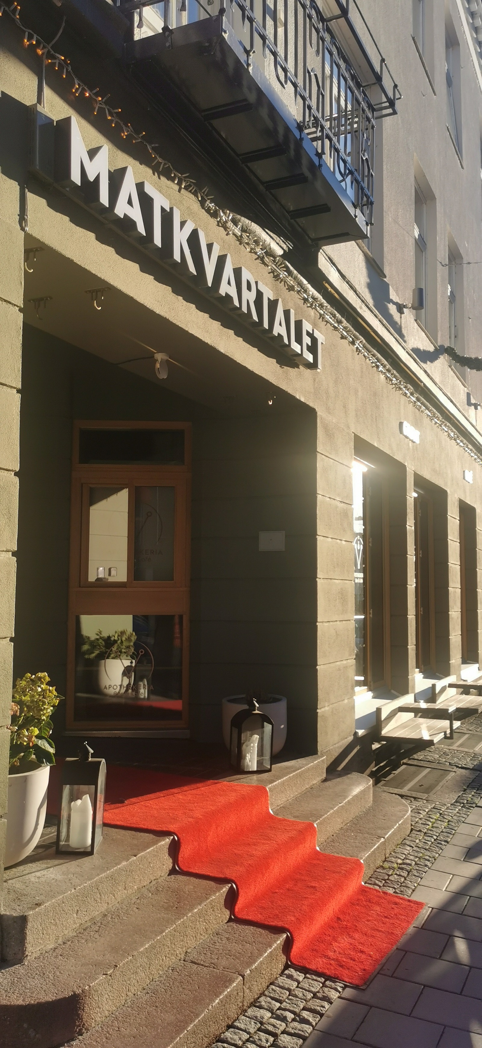 Leiligheten er i umiddelbar nærhet til alle fasiliteter, blant annet er flotte matkvartalet nærmeste nabo. Galleribilde