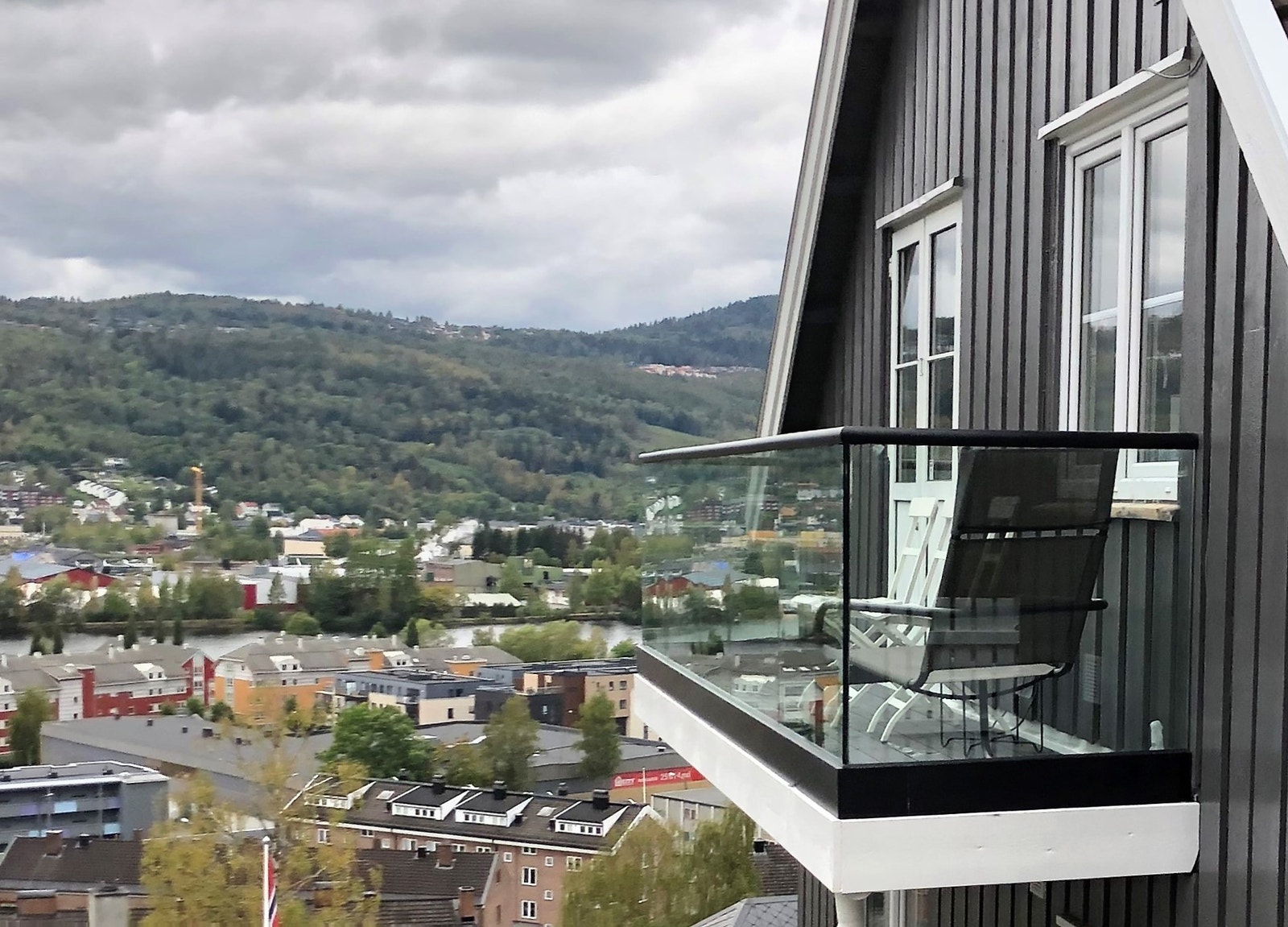 Hyggelig balkong med utsikt mot sentrum og elva Galleribilde