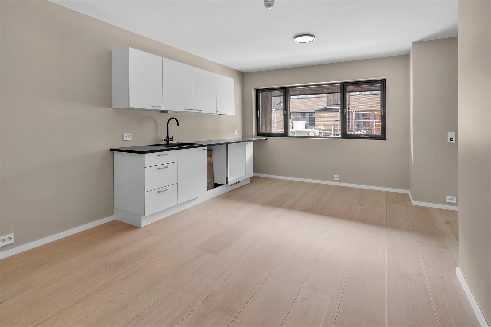 Utsikt inn mot fellesareal mellom byggene. Galleribilde