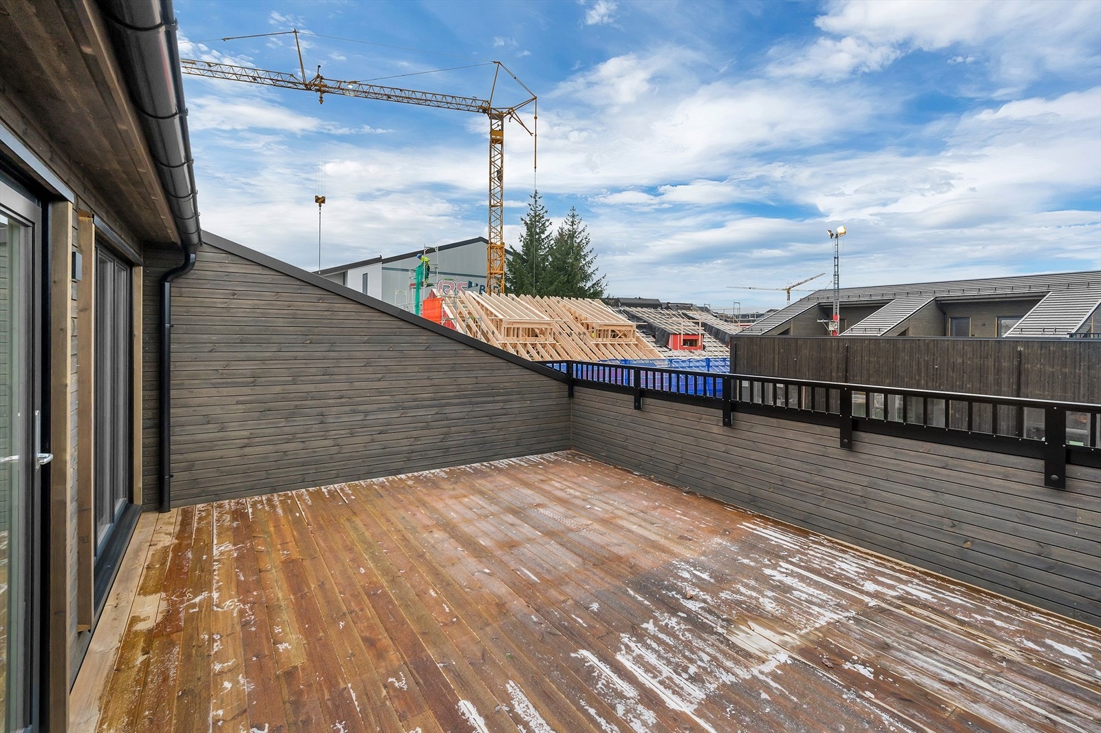 Takterrasse med impregnerte terrassebord. Utvendig stikk-kontakt. Galleribilde