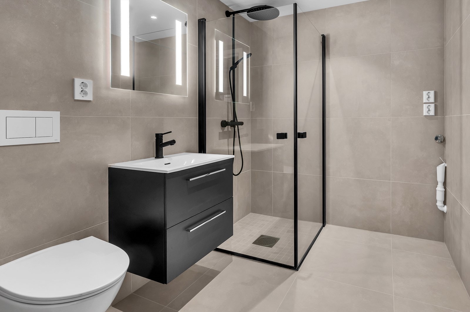 Praktikantdel - Lekkert baderom med opplegg til vaskemaskin. Galleribilde