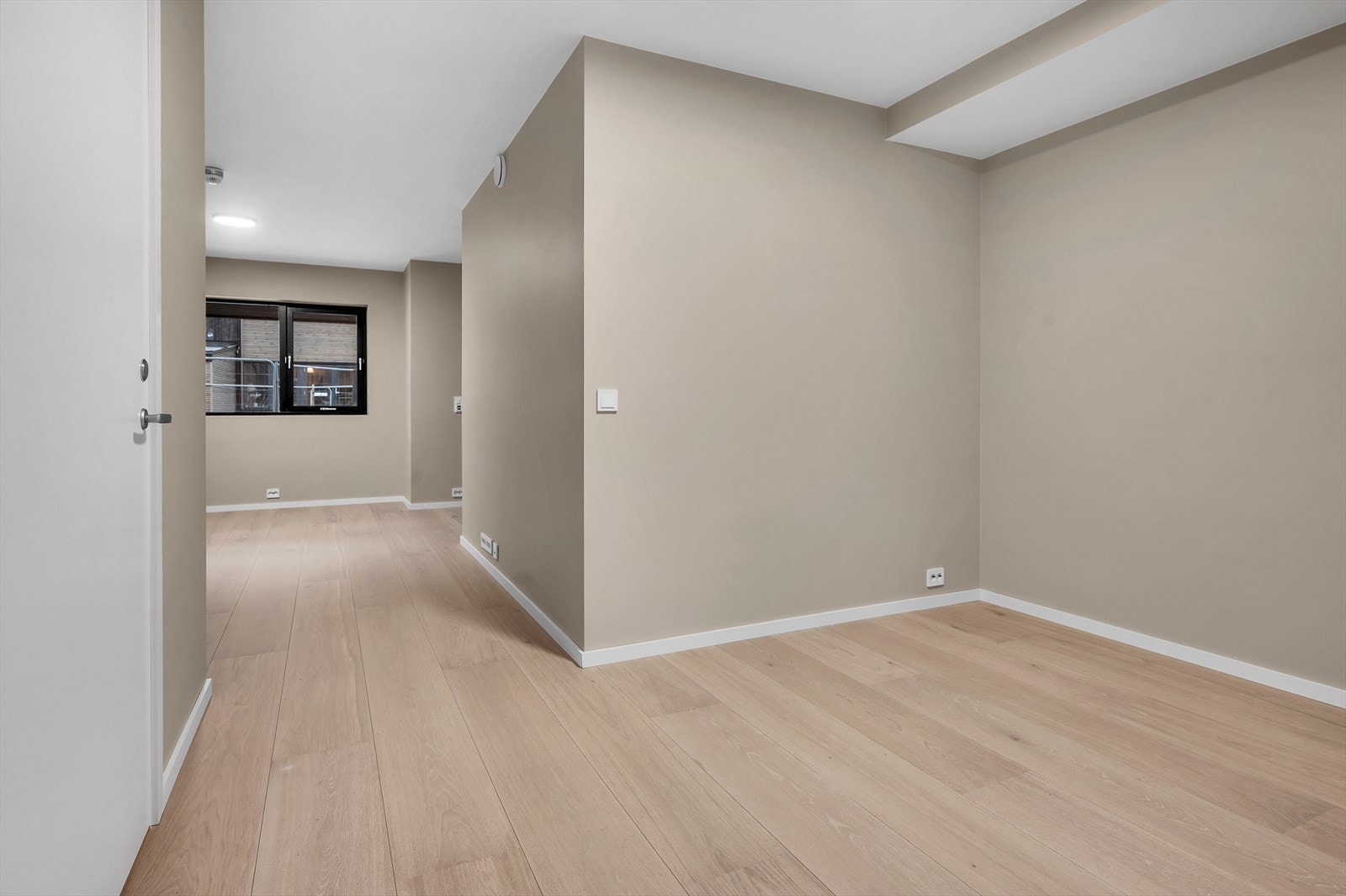 Til praktikantdelen hører det med egen bod (under trapp). Galleribilde