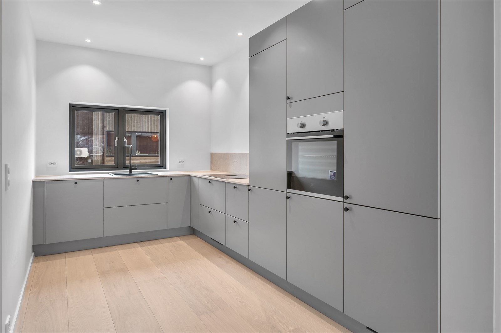 Kjøkkeninnredning fra Strai Kjøkken type Nordkapp. Slette overflater og høyskap til tak som gir enkel rengjøring. Galleribilde