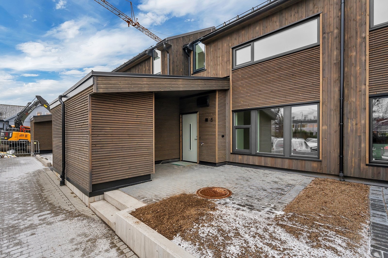 Inngangsparti med opparbeidet uteplass Galleribilde