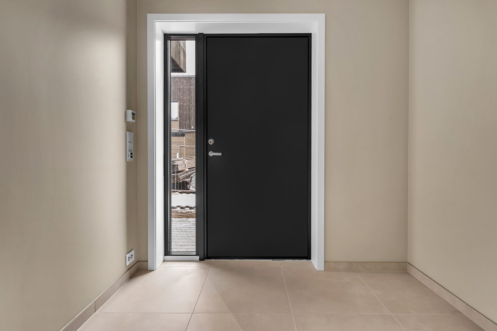 Praktikantdel - gang med fliser og varmekabler. Galleribilde