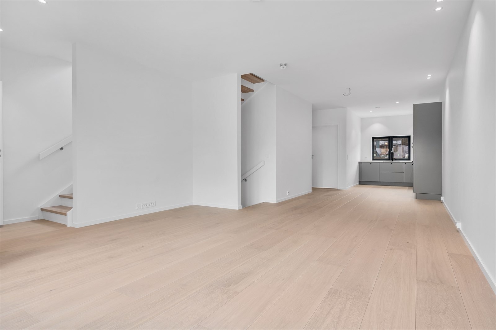 Gjennomgående stue/kjøkken. Det er også hovedsoverom og baderom slik at man har alt på ett plan. Galleribilde