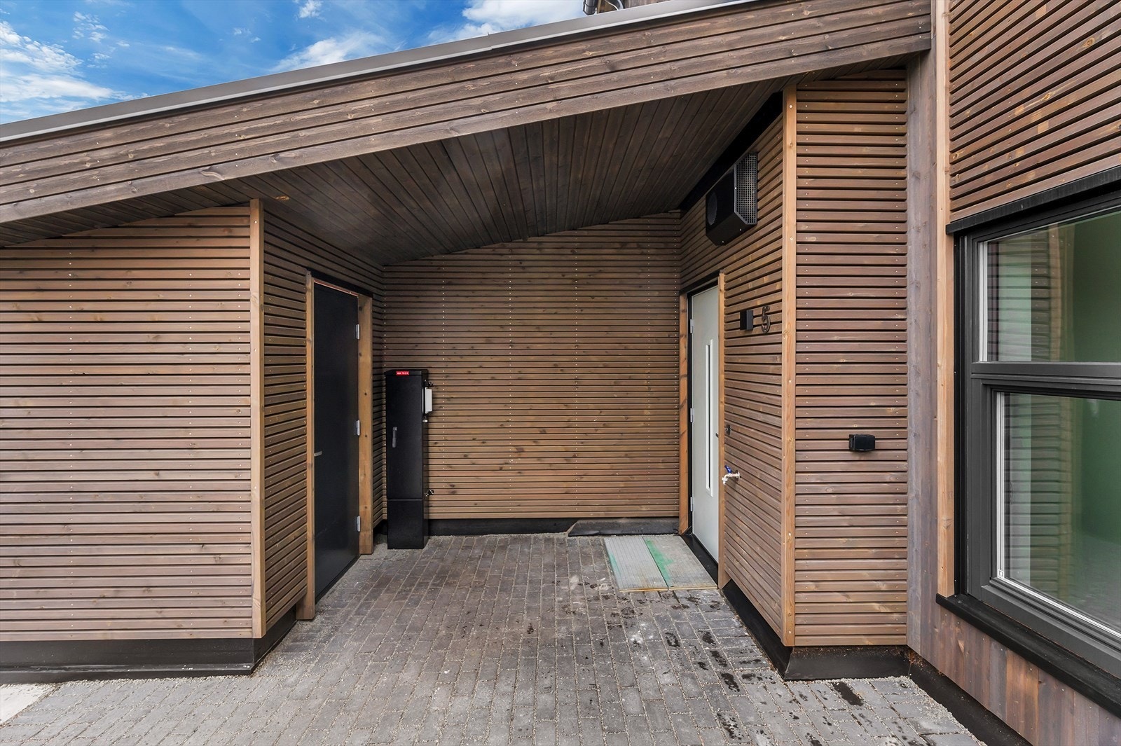 Lekkert inngangsparti med spilekledning. Praktisk med utvendig bod. Galleribilde