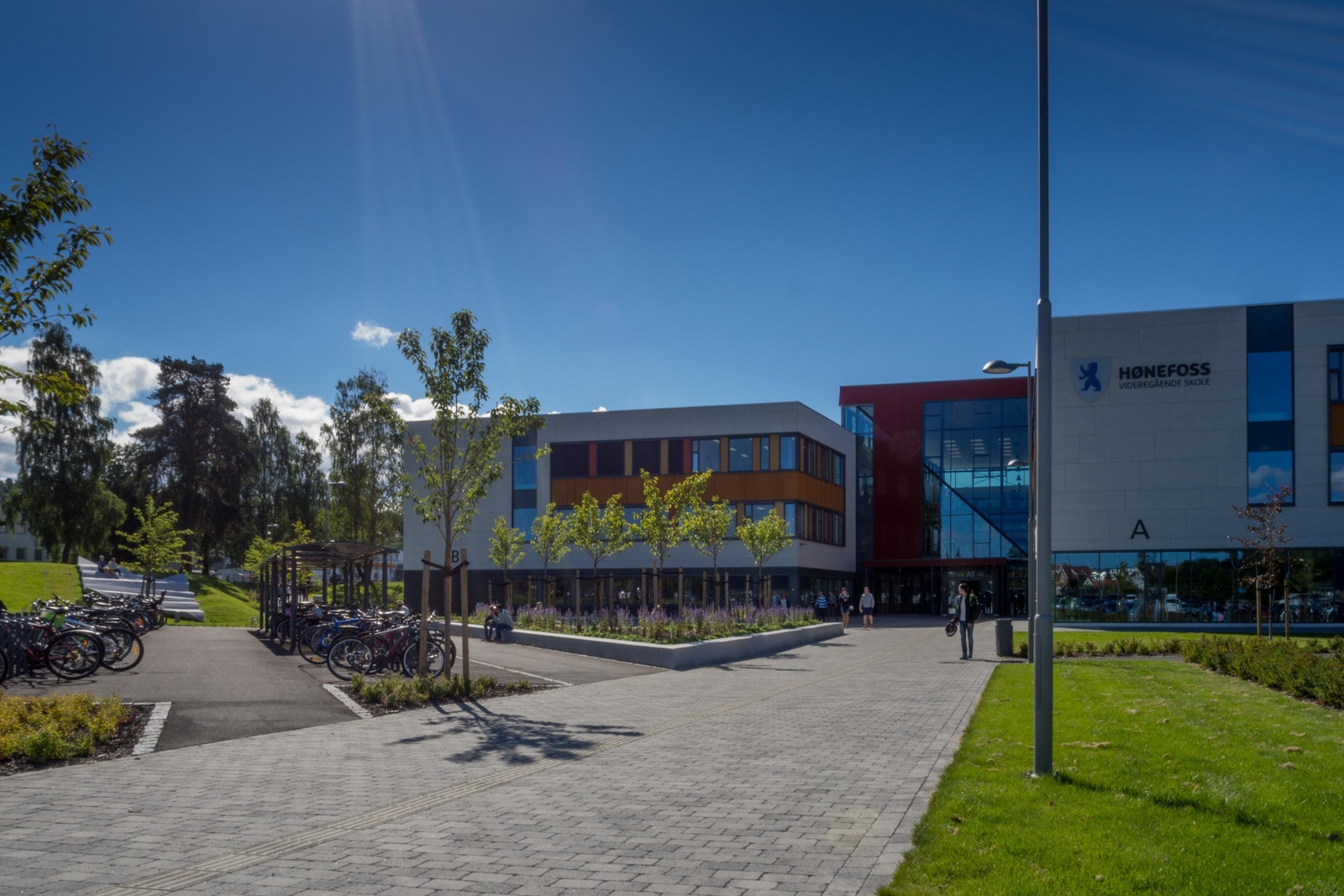 Hønefoss videregående skole i sentrum er en helt ny og flott skole for yrkesfag Galleribilde