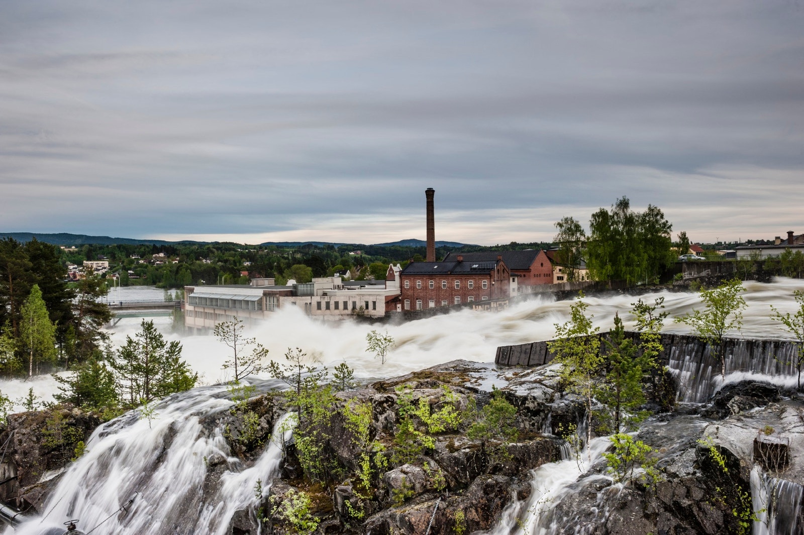Vårflommen i Hønefossen er et vakkert skue Galleribilde