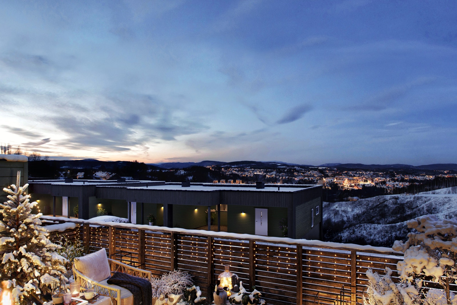 Vinteridyll på balkongen – her fra bolig 18 med kveldslysene fra Hønefoss sentrum i det fjerne Galleribilde