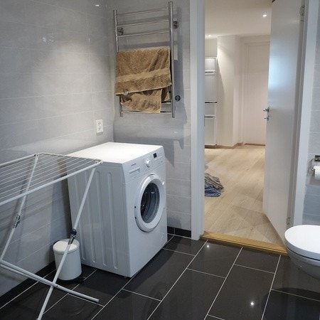 Bad - vaskemaskin, tørkestativ og håndkletørker Galleribilde