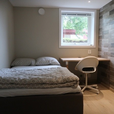 Soverom 2 med 120 cm seng, kontorpult/-stol Galleribilde