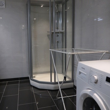 Bad - dusj, vaskemaskin, tørkestativ Galleribilde