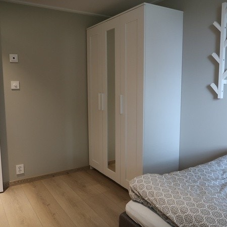 Soverom 2 med romslig klesskap og knaggrekke Galleribilde