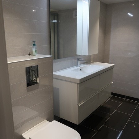 Bad - vegghengt toalett, servantskap, speil, veggskap Galleribilde