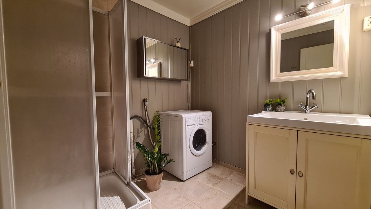 Baderom. Vaskemaskin med tørkeprogram Galleribilde