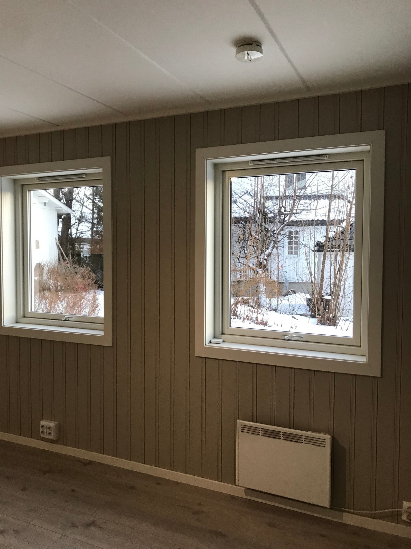 Vindu ut mot hage Galleribilde