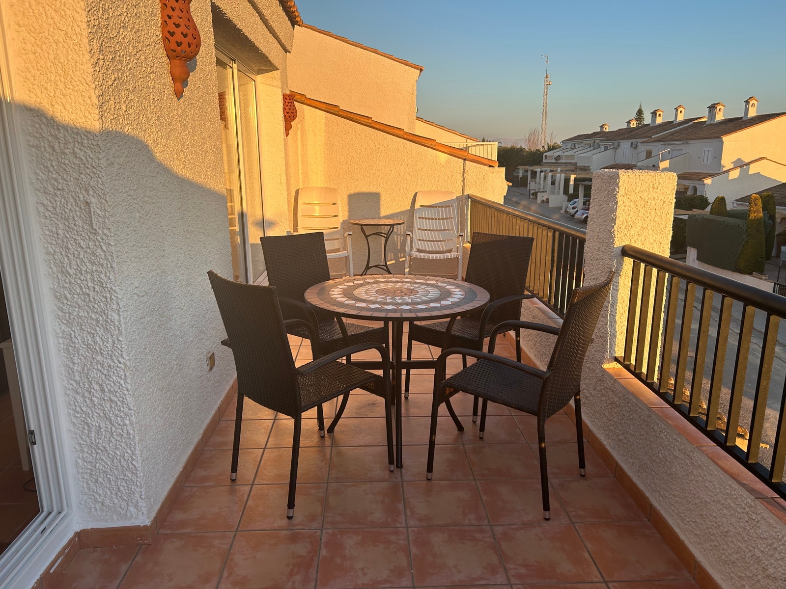 Møblering på verandaen utenfor stuen . Galleribilde