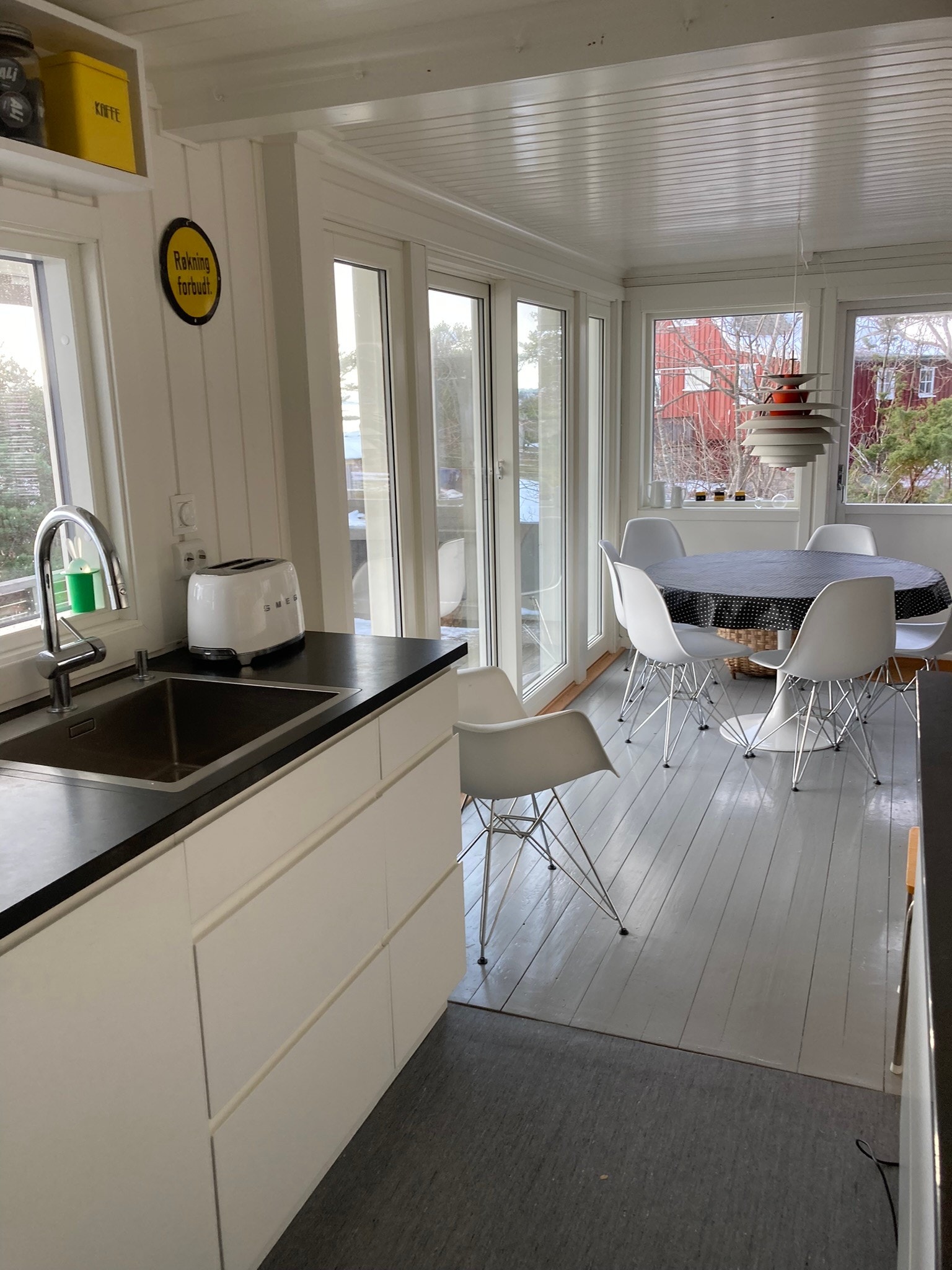 Spiseplass sett fra kjøkken , spisebord til 6 Galleribilde