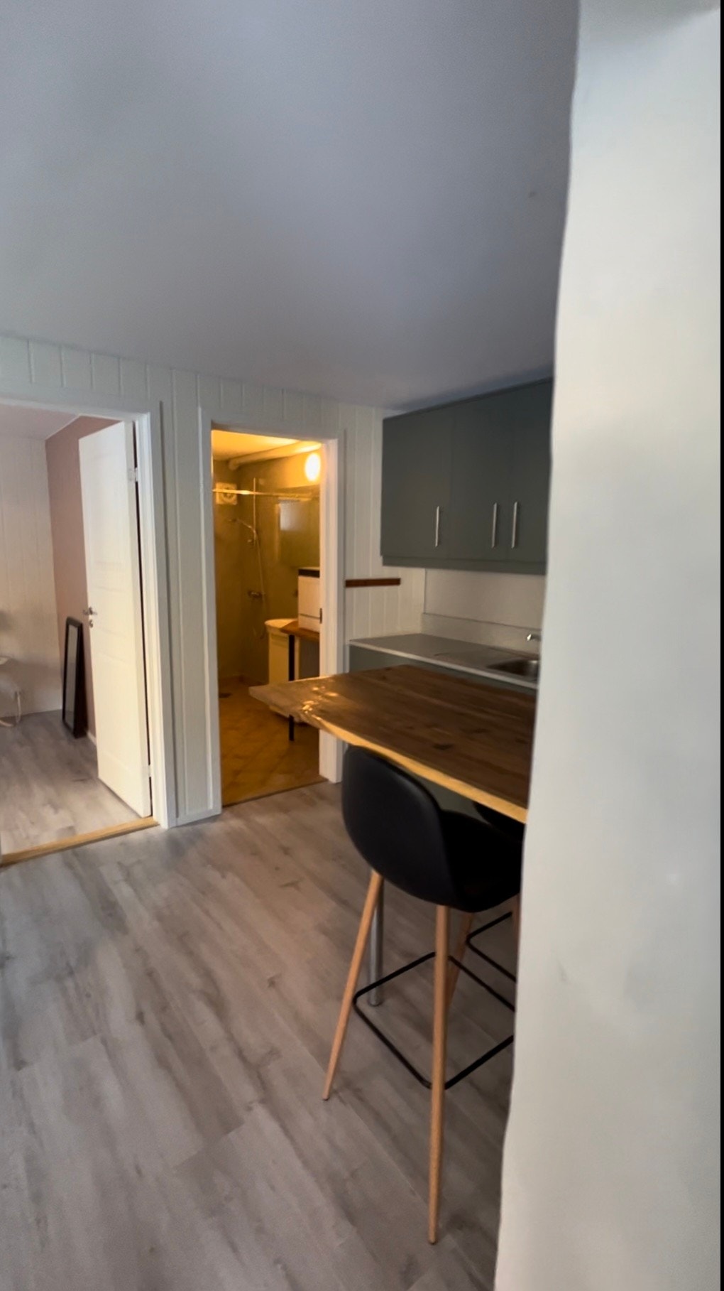 Kjøkken, bad og soverom sett fra gangen Galleribilde