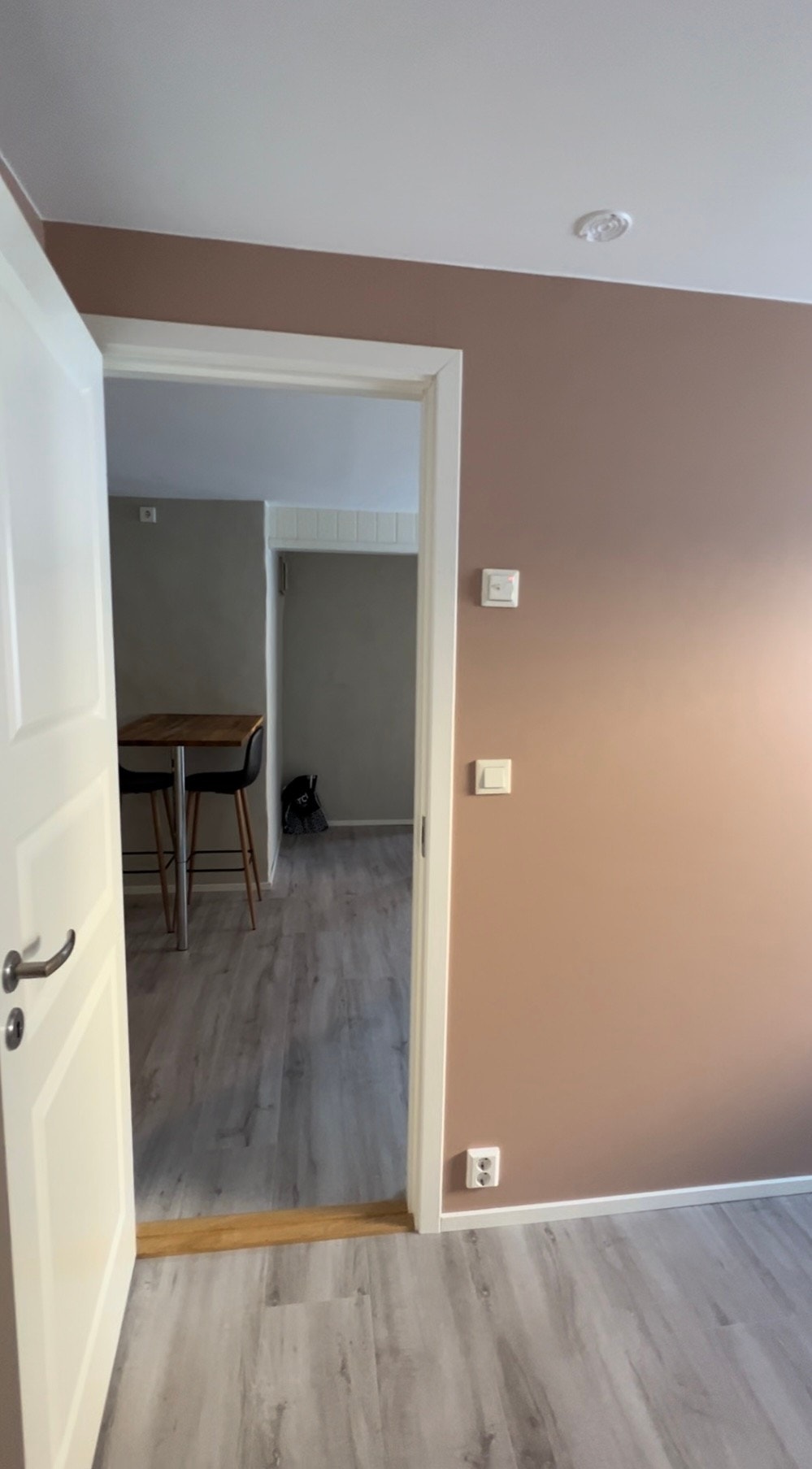 Kjøkken og gang sett fra soverommet Galleribilde