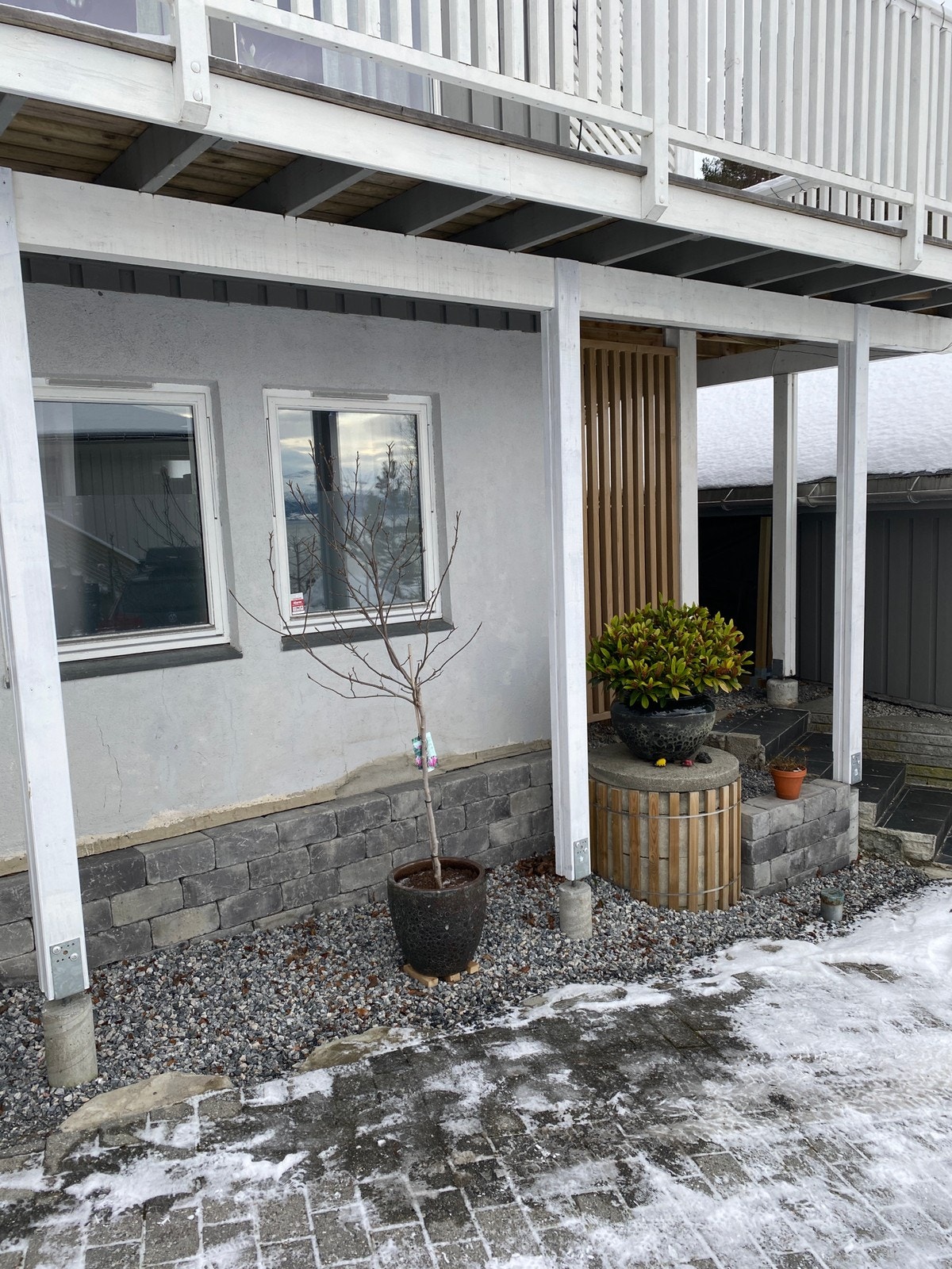 Inngang til hybel opp trapp til høyre i bilde, skjermet inngang og sotede vinduer for å redusere innsyn Galleribilde