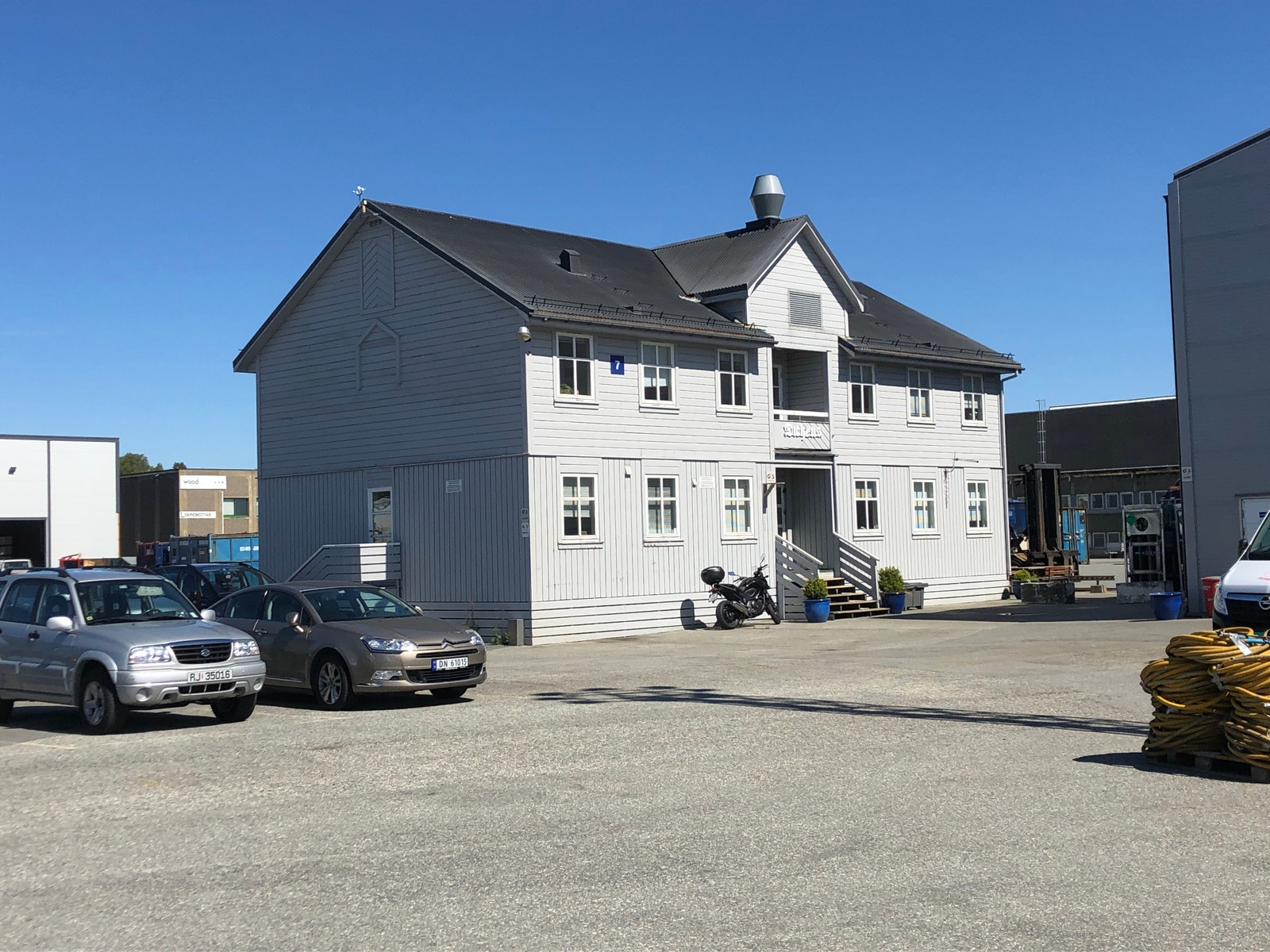 Kontorbygg med garderobe, spiserom og kjøkken. Galleribilde