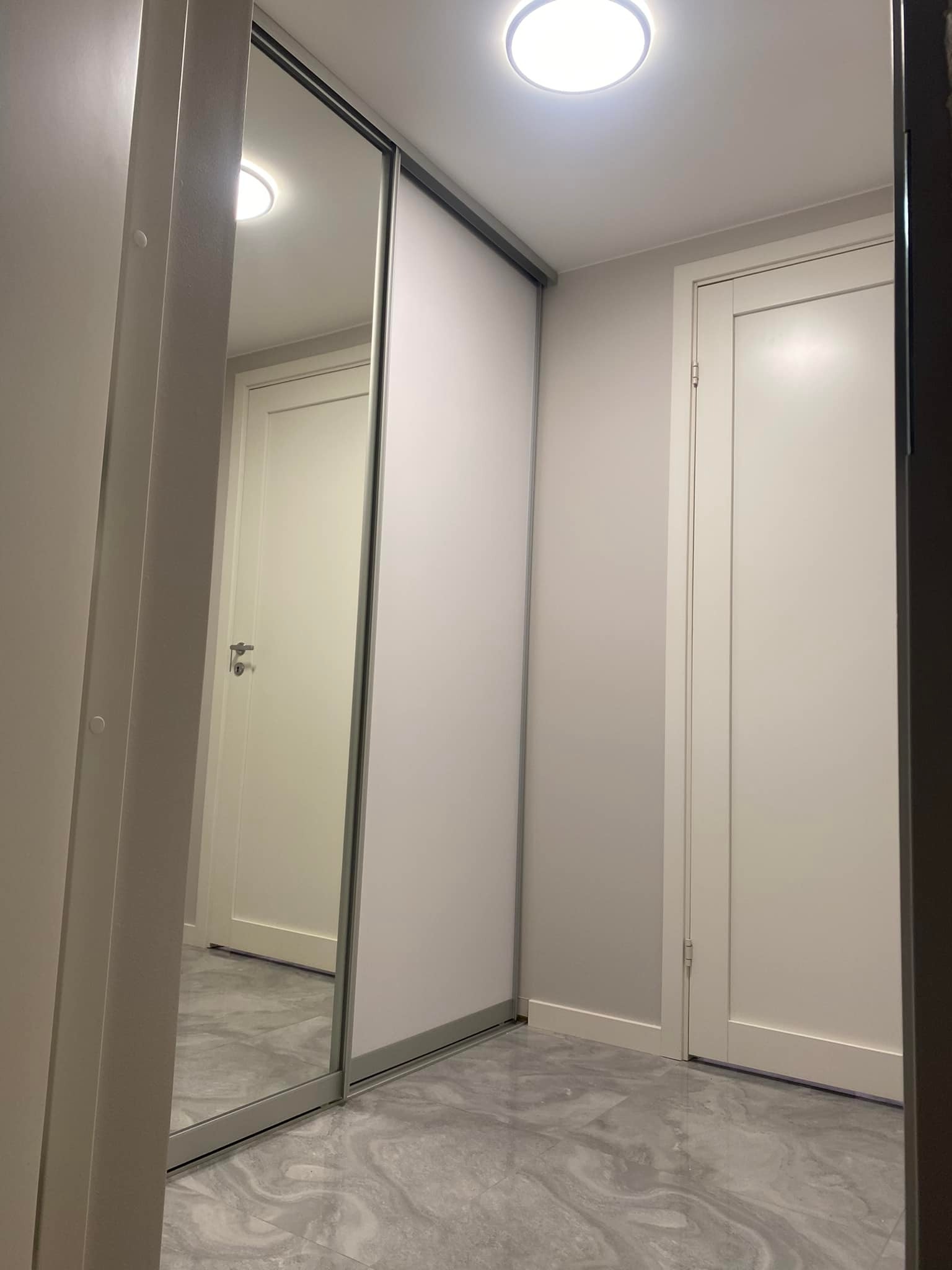 Inngang med garderobeskap Galleribilde