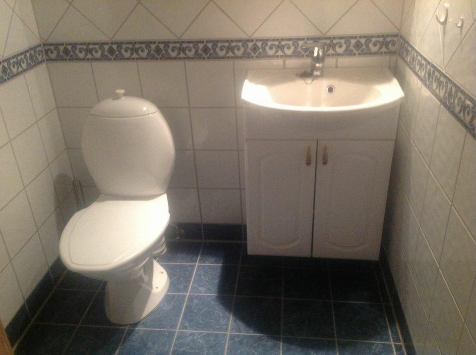 Toalettrom med liten baderomsinnredning Galleribilde