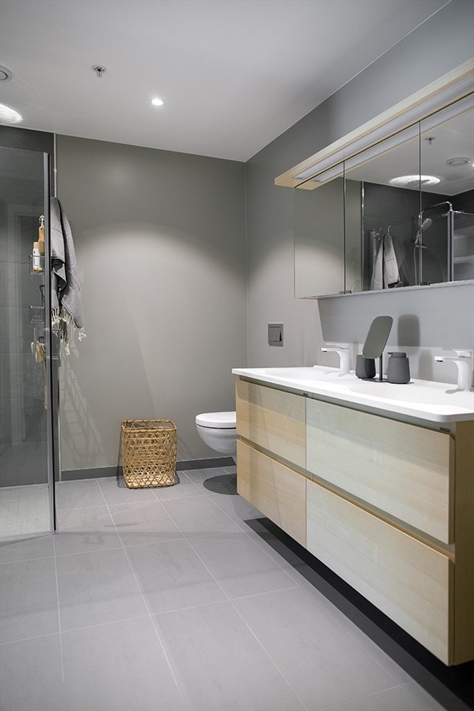 Kombinert bod/vaskerom vil leveres med flislagtgulv og glatte overflater på vegg. Bildet er en illustrasjon og kan avvike fra standard leveranse. Galleribilde