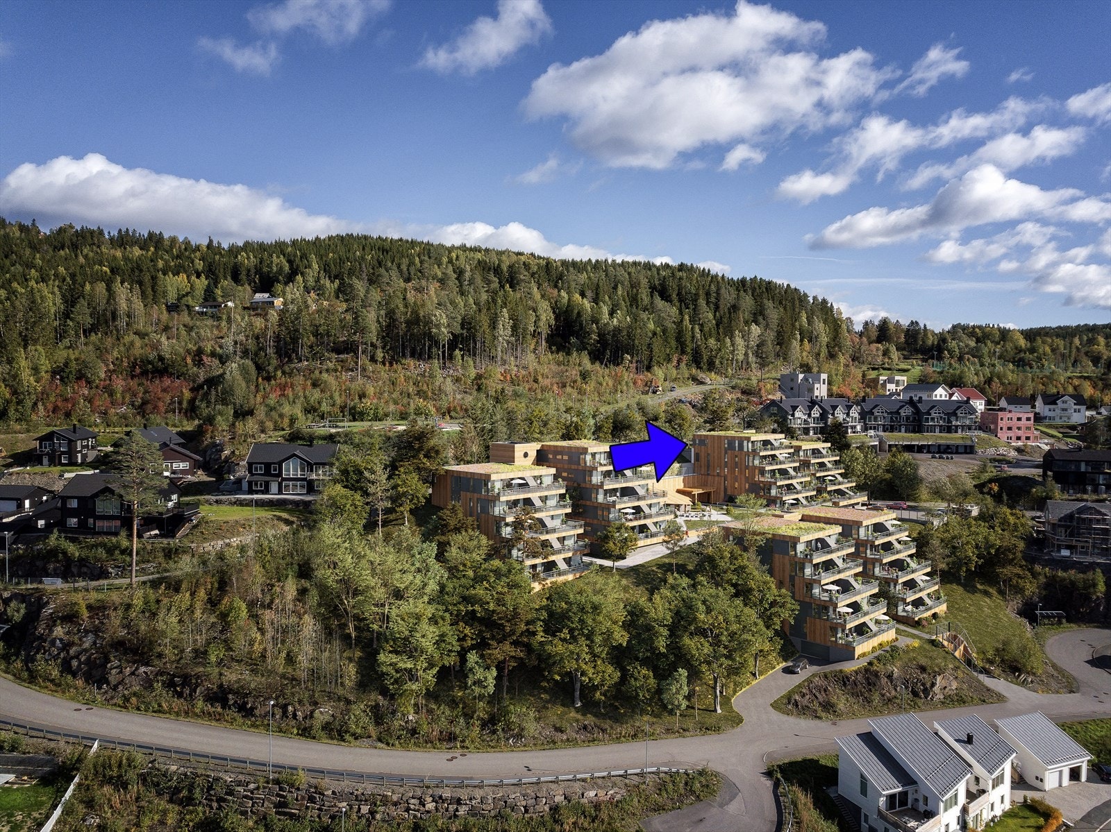 Prosjektet ligger fint inn mot terrenget. Galleribilde