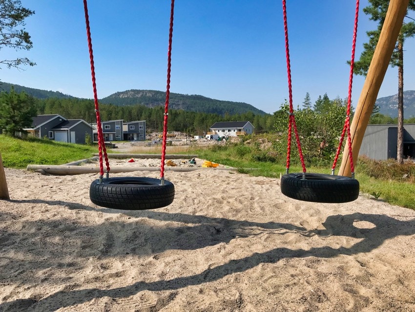 Plusshusene ligger i et barnevennlig miljø med lekeplass og fotballbane like i nærheten Galleribilde