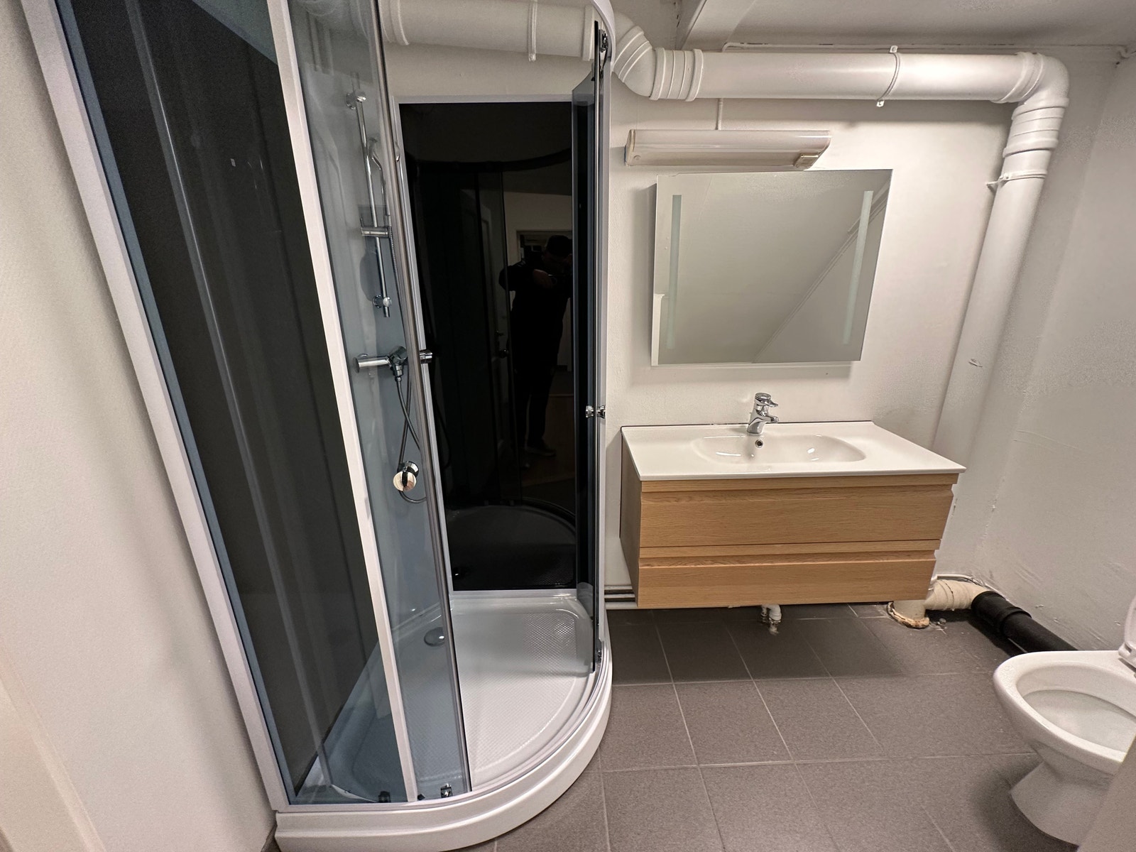 Bad med nytt dusj kabinet, flislagt gulv, nytt servant, overflate behandlet, Galleribilde