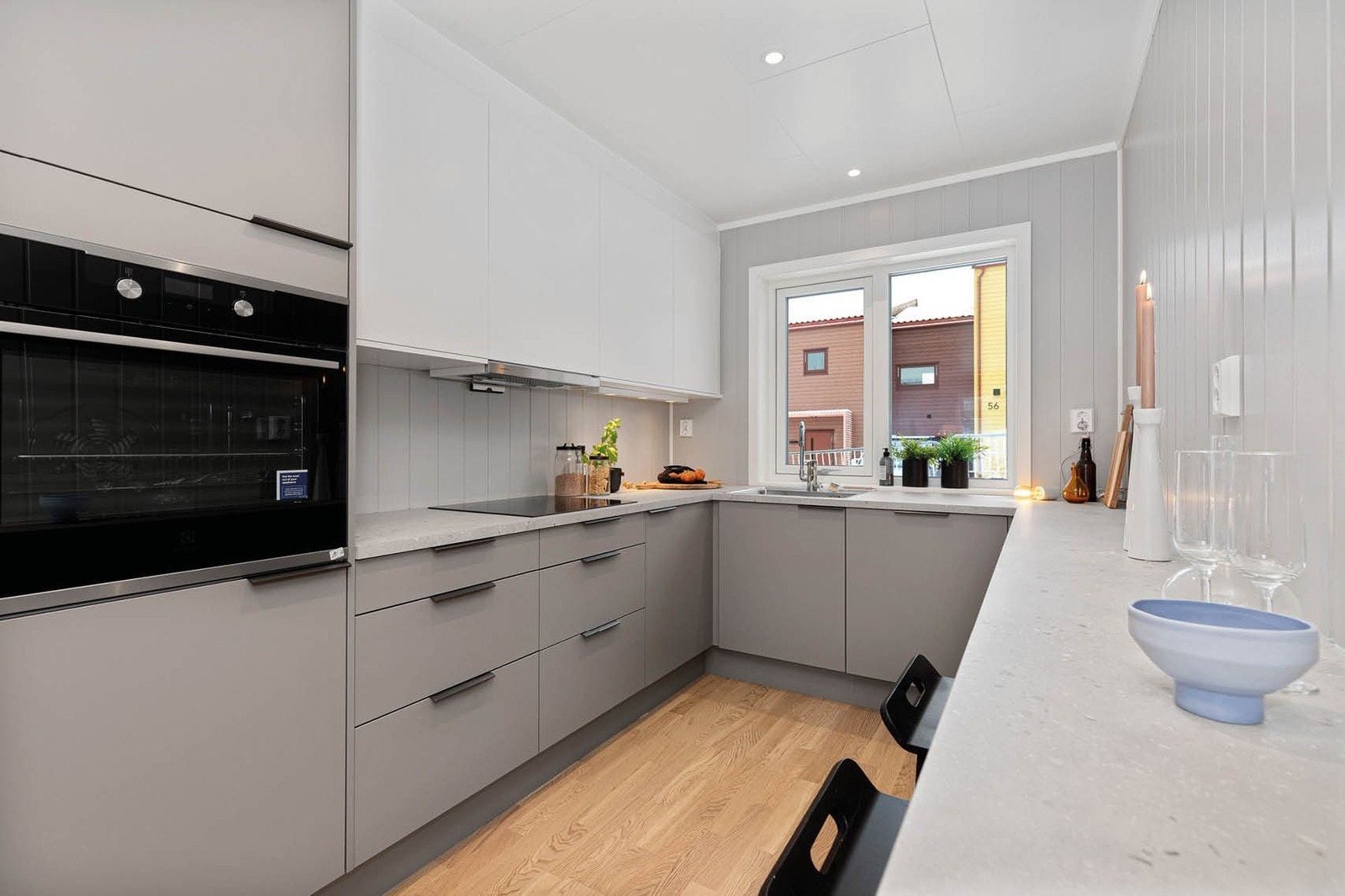 Godt med benkeplass, og enkel tilgang til stekeovn i høyskap. Foto fra rekkehus type A i byggetrinn 2 Galleribilde