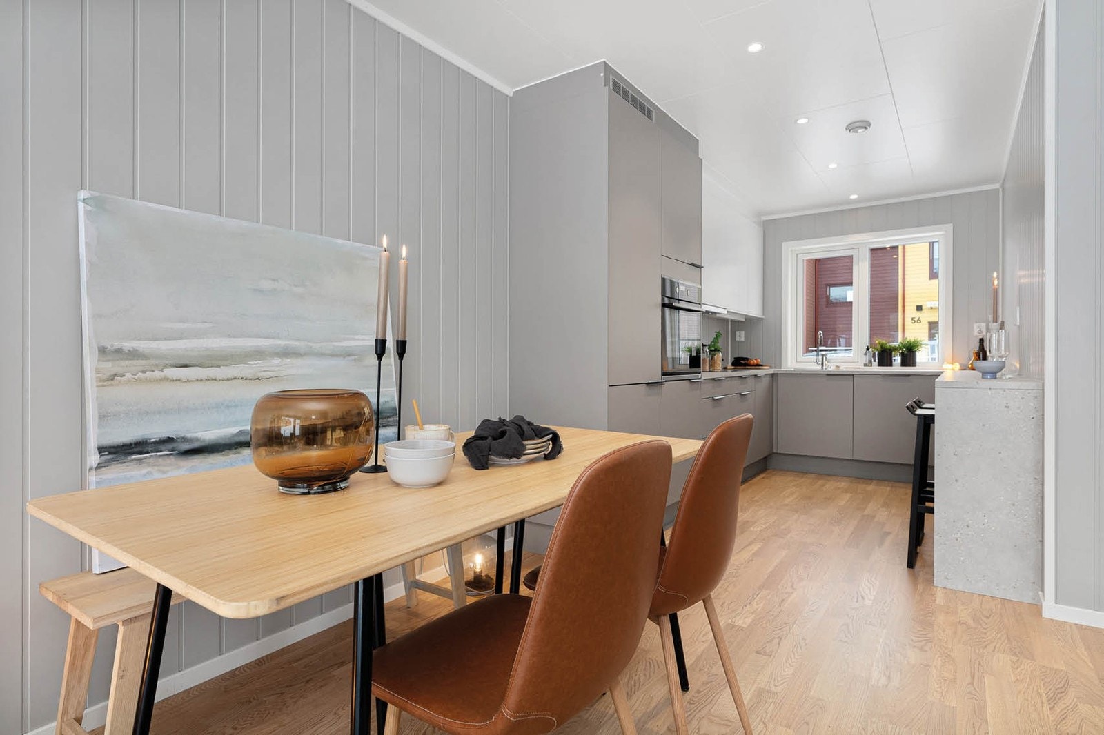 Hyggelig kjøkken-krok med integrert hvitevarepakke. God belysning i form av downlights på kjøkken. Foto fra rekkehus type A i byggetrinn 2 Galleribilde