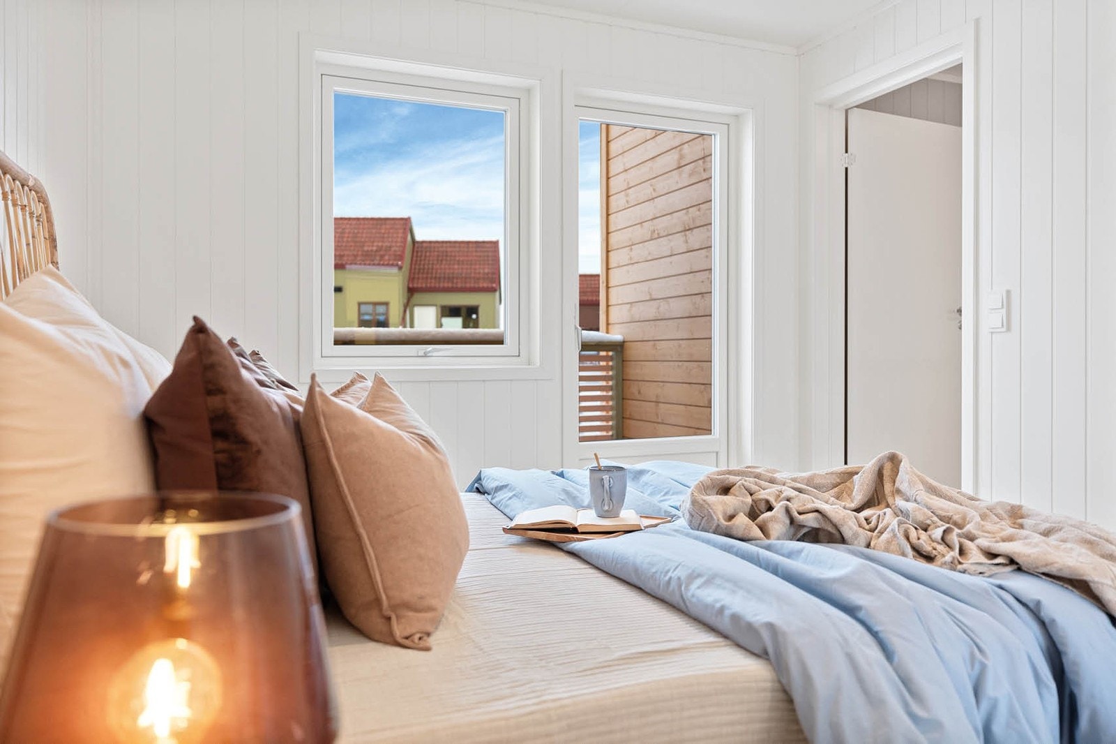 Hovedsoverom med tilgang til hyggelig balkong vendt ut mot grøntområde. Tilgang til walk-in garderobe (evt. babyrom/kontor). Foto fra rekkehus type A i byggetrinn 2 Galleribilde