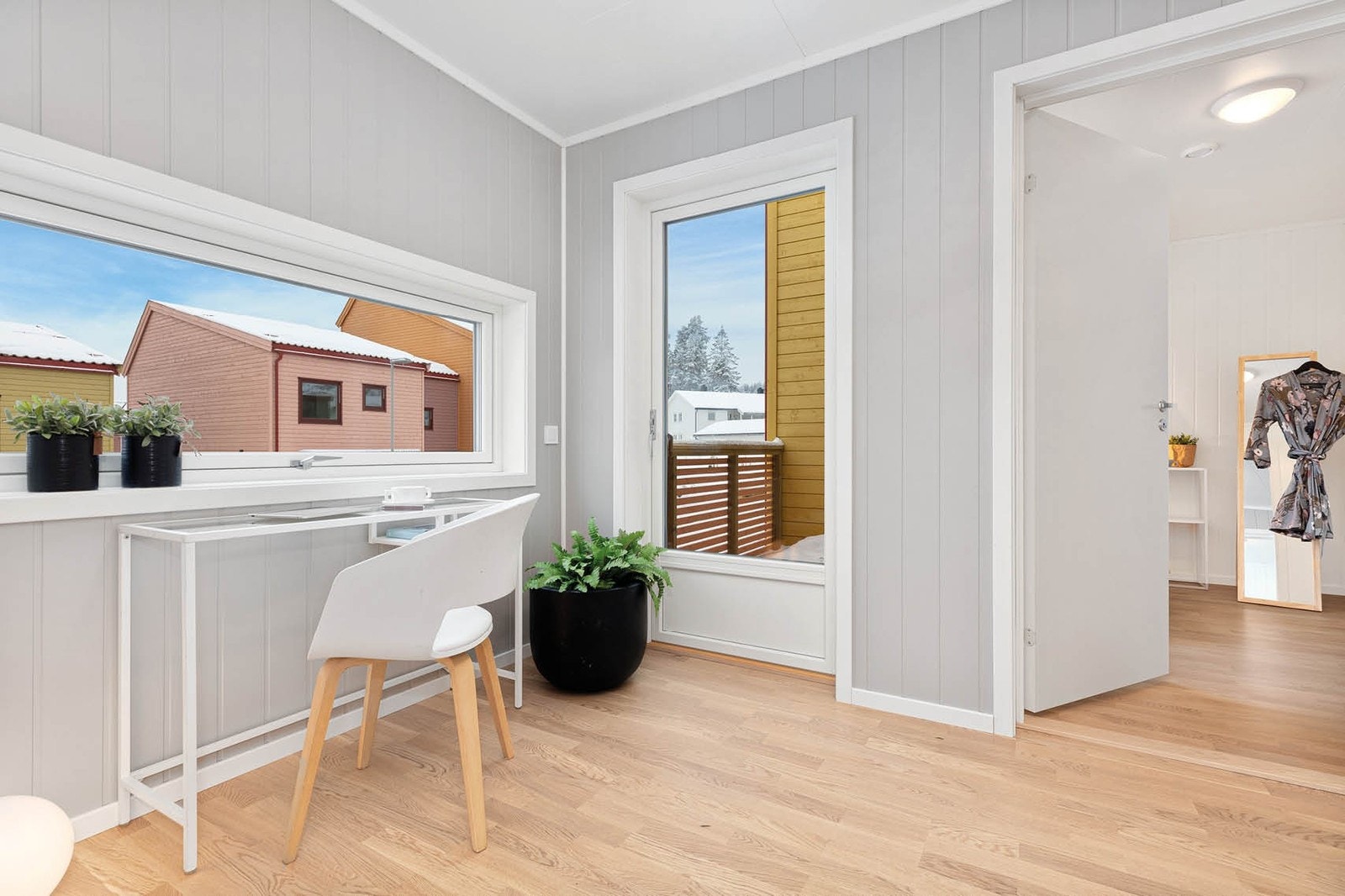 Kontorplass i gang i 2. etasje, med utsyn mot hyggelig arkitektur. Foto fra rekkehus type A i byggetrinn 2 Galleribilde