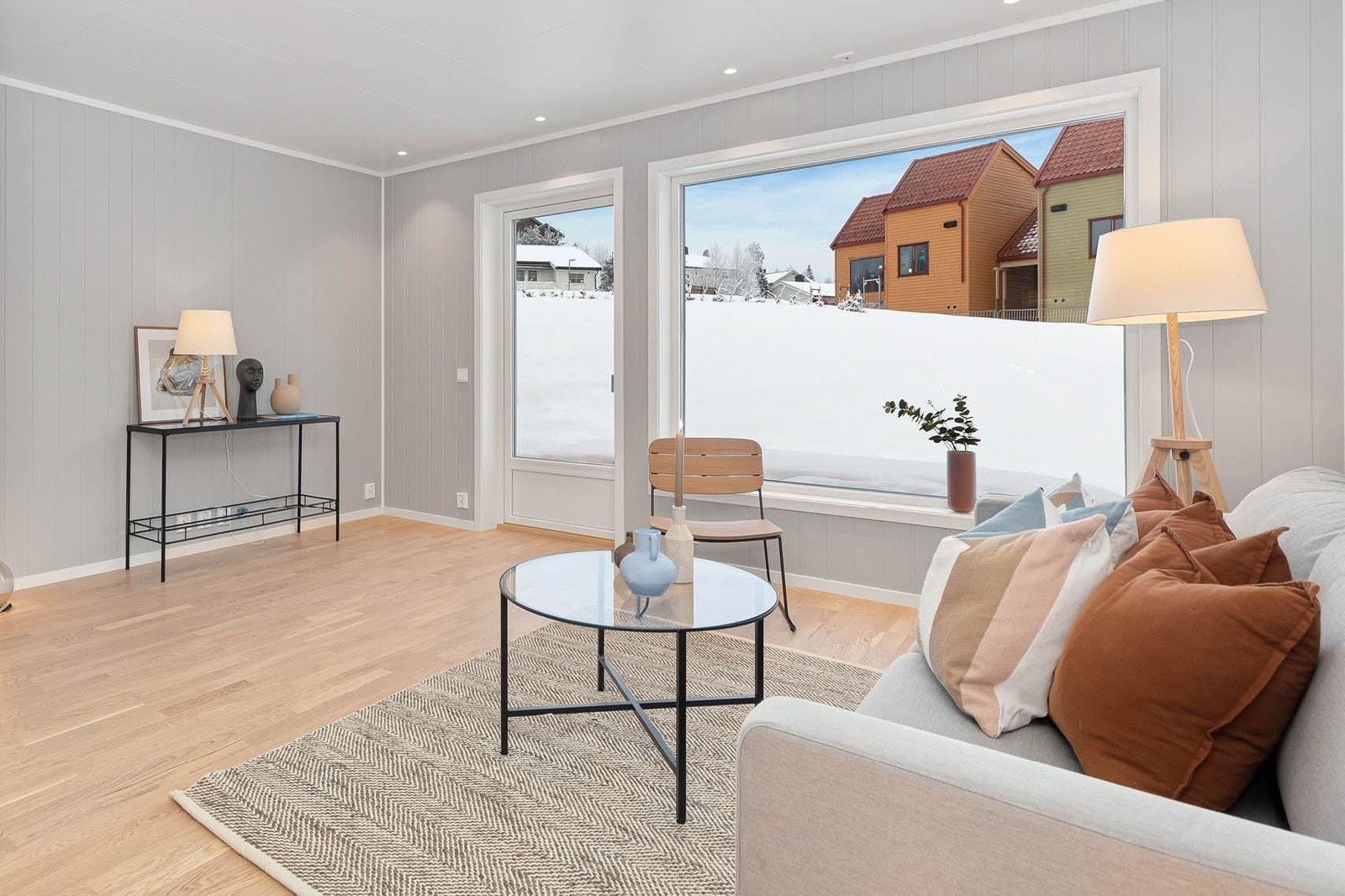 Hyggelig stue med store vindusflater. Rekkehus nr. 26 er oppgardert med downlights i stue. Foto fra rekkehus type A i byggetrinn 2 Galleribilde