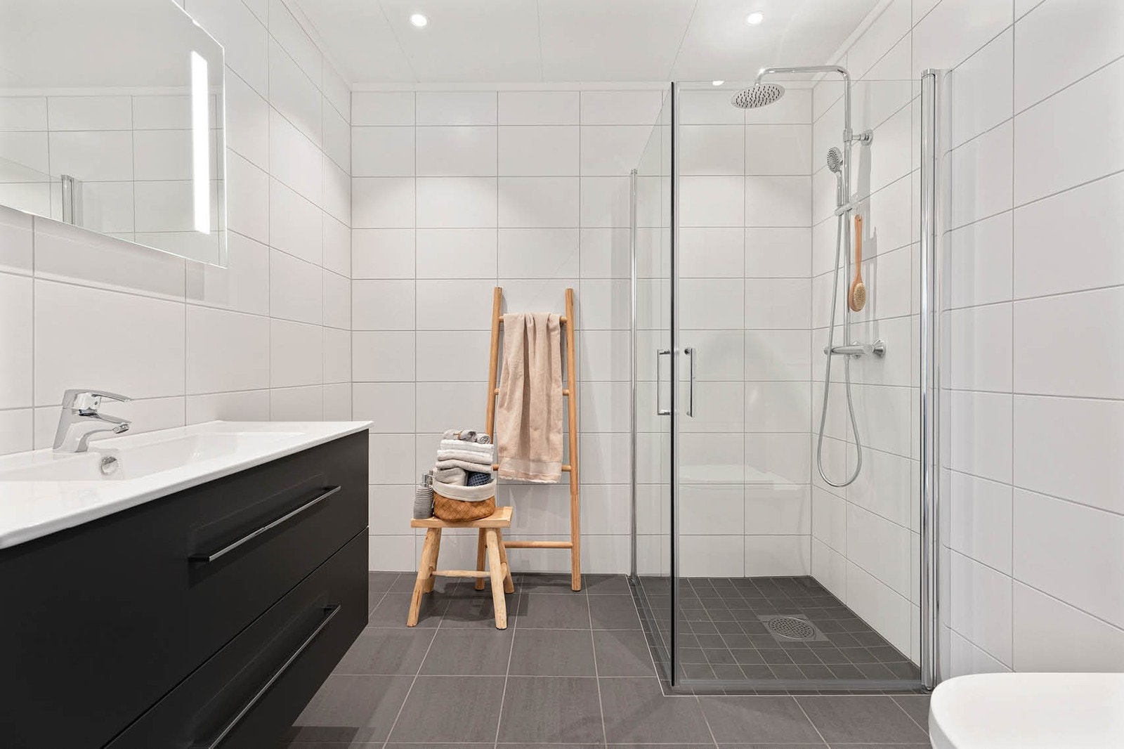 Bad med skuffeinnredning, vegghengt toalett og dusj. Foto fra rekkehus type A i byggetrinn 2 Galleribilde