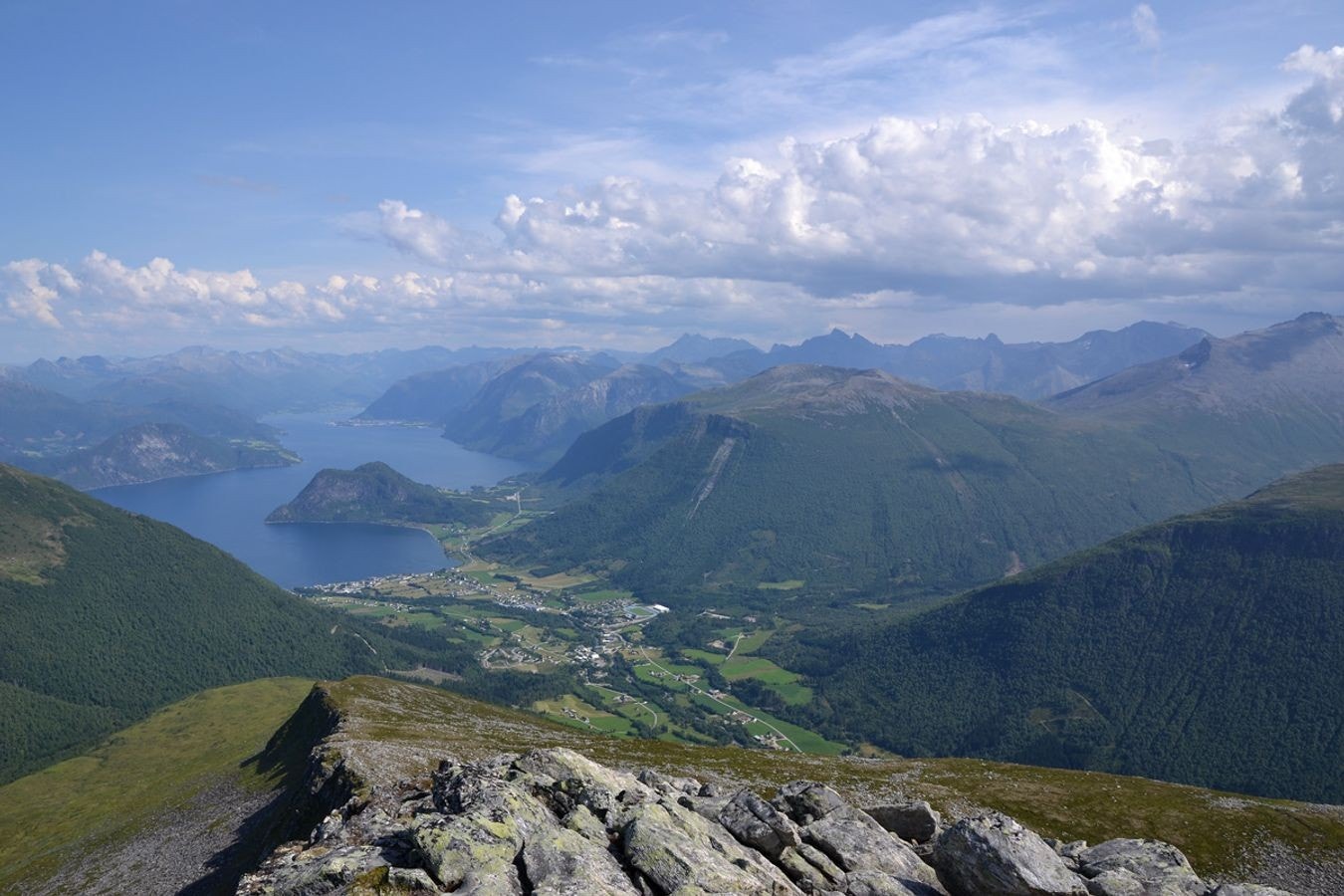 Måndalen er omkranset av fantastisk natur og du vil ha turmuligheter rett utenfor dørstokken din. Galleribilde