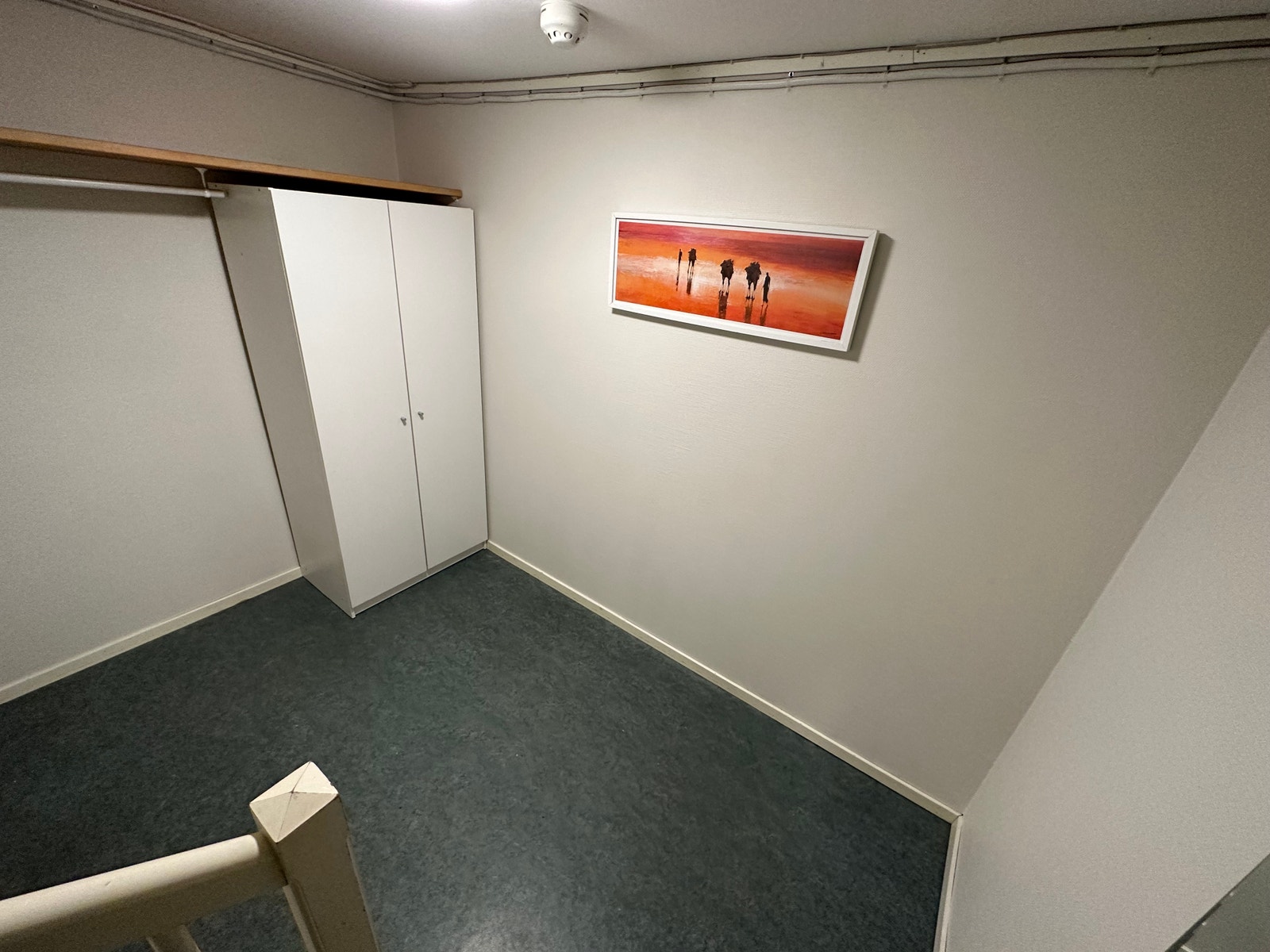 Stor gang nede i 1 etasje Galleribilde